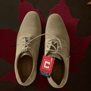 New with tags, men’s Chap’s dress shoes size 9.5.